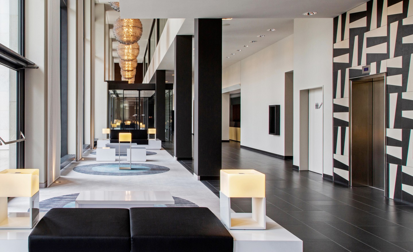 Großzügiges, modernes Interieur bei Steigenberger Hotels & Resorts