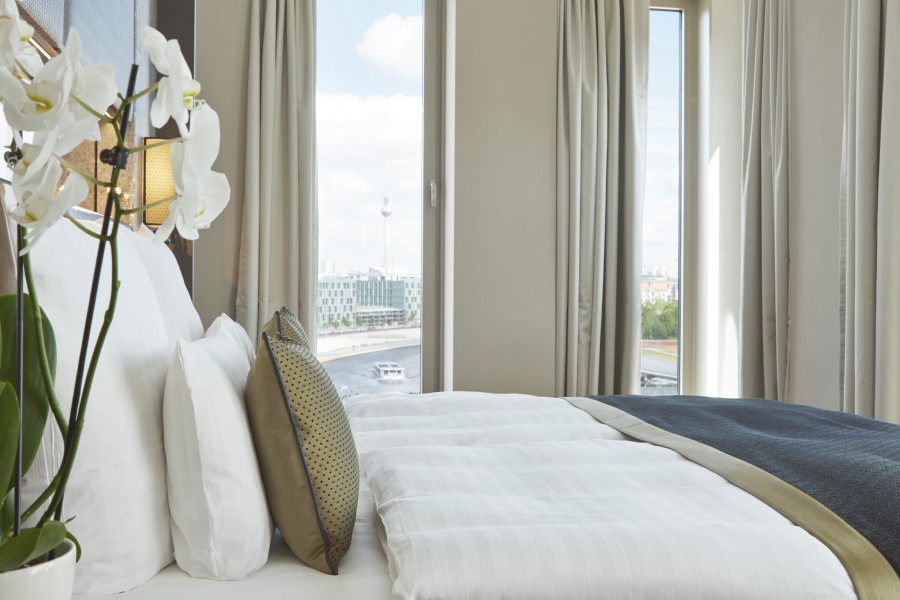 Blick in ein Steigenberger Hotels & Resorts Zimmer am Tag