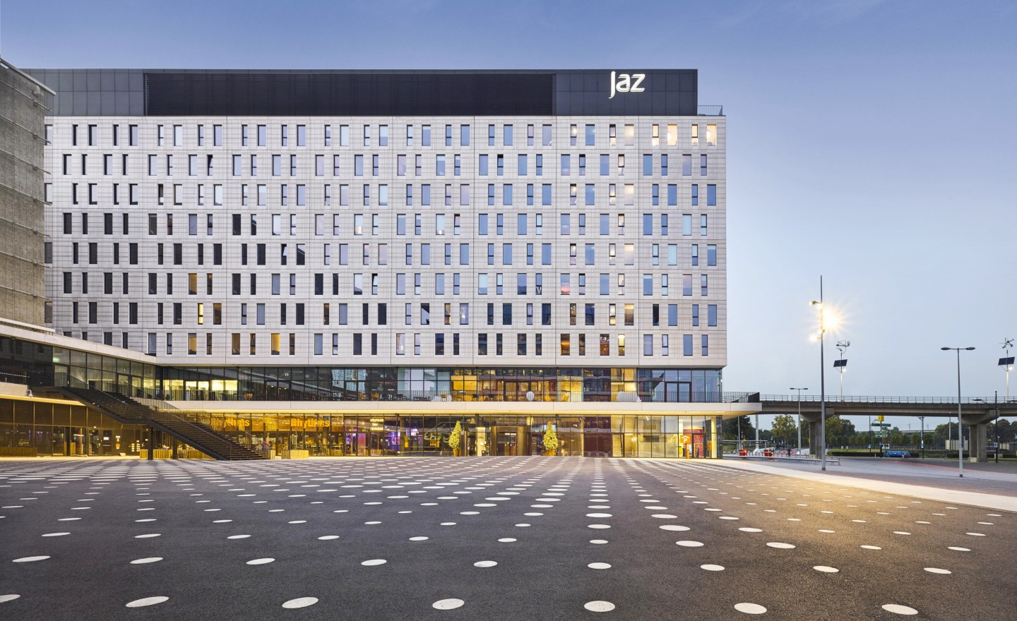 Architekturfotografie eines Jaz in the City Hotels in der Abenddämmerung