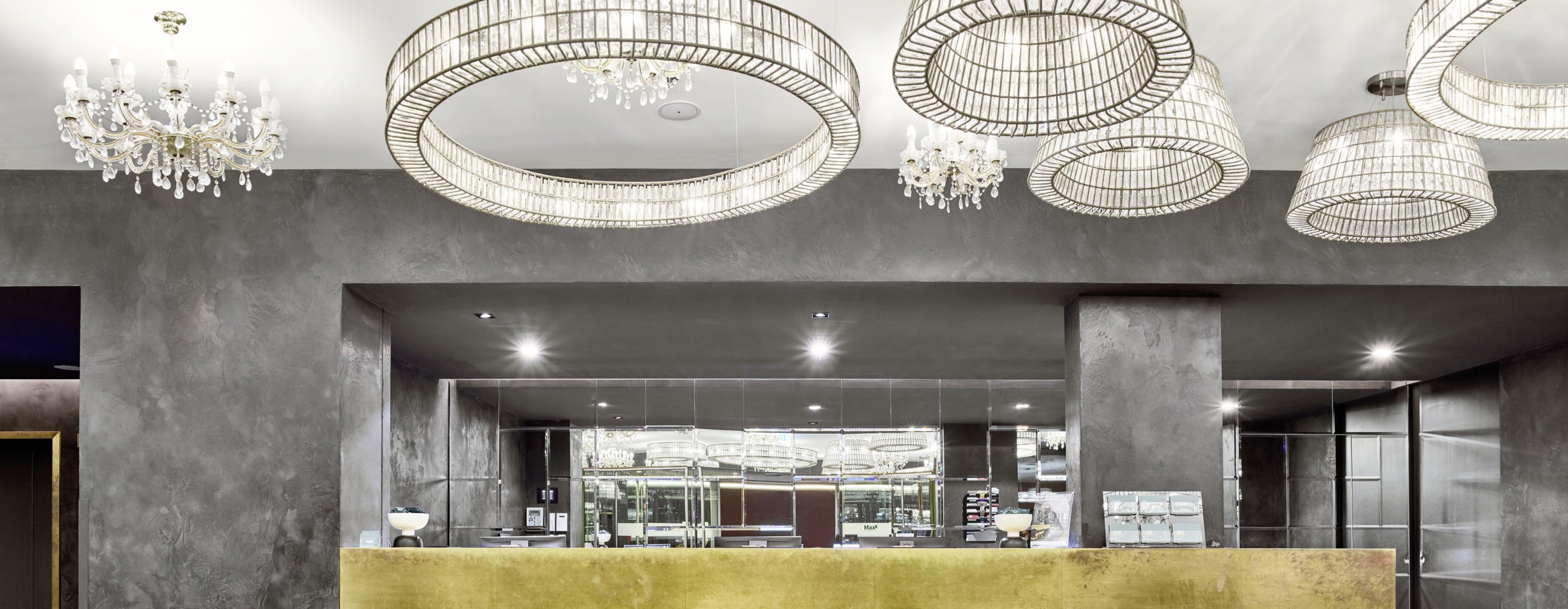 Hotelempfang mit modernen Kronleuchtern in einem MAXX Hotels Hotel 
