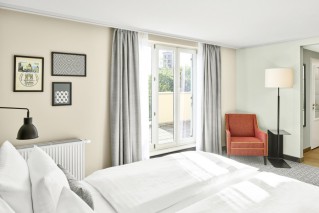 Blick in helles MAXX Hotels Hotelzimmer bei Tag