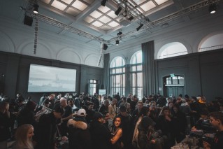 Eine Menschenmenge in einem großen Saal.