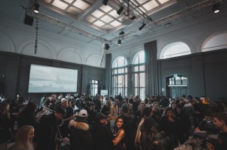 Eine Menschenmenge in einem großen Saal.